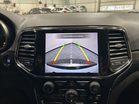 Used 2021 Jeep Grand Cherokee Laredo X image 17