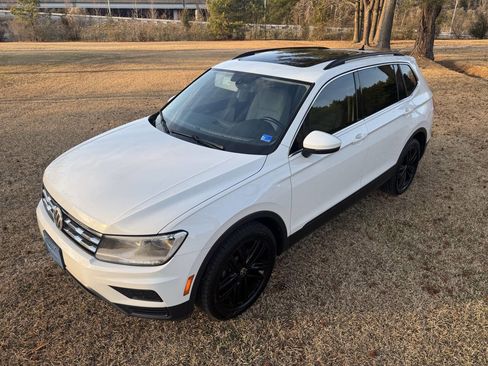Used 2019 Volkswagen Tiguan SE w/ Panoramic Sunroof Package image 2