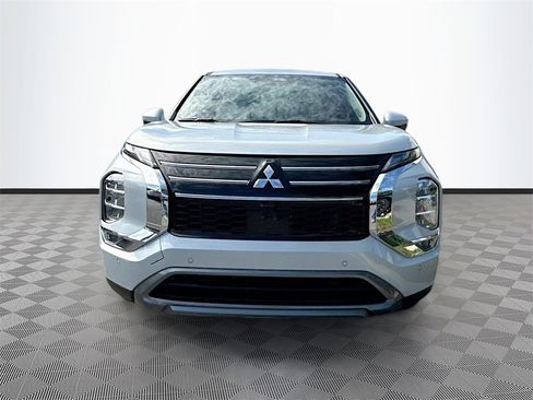 New 2025 Mitsubishi Outlander SE image 2