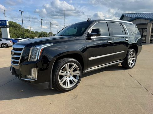 Used 2019 Cadillac Escalade Premium Luxury AWD/4WD image 4