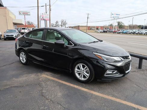 Used 2017 Chevrolet Cruze LT w/ Sun And Sound Package image 2