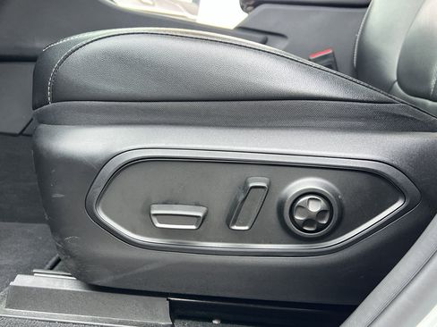 Used 2024 Jeep Grand Cherokee Limited w/ Luxury Tech Group II image 16