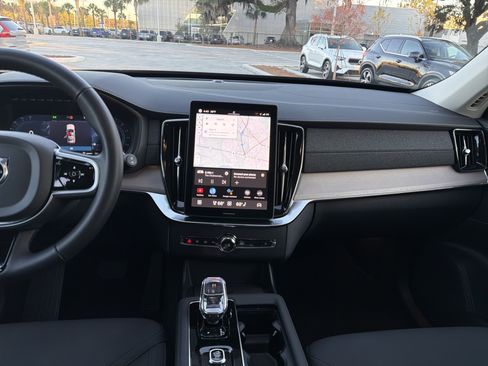 Certified 2025 Volvo XC90 B5 Plus image 31