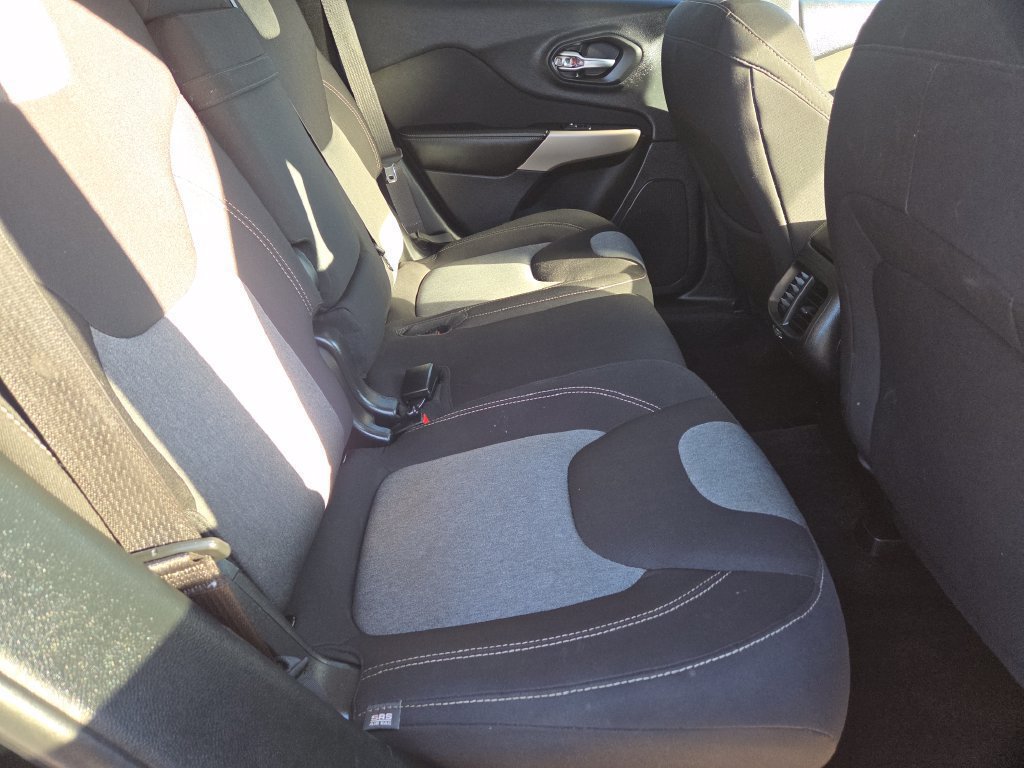Used 2018 Jeep Cherokee Latitude w/ Altitude Package FWD image 9