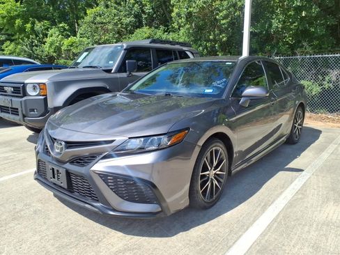 Used 2021 Toyota Camry SE FWD image 4
