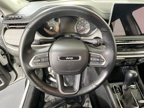 Used 2022 Jeep Compass Latitude image 11