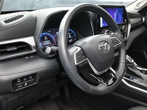 Used 2023 Toyota Highlander Platinum FWD image 12