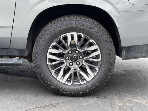 Used 2025 Chevrolet Suburban Z71 AWD/4WD image 14