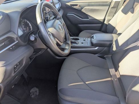 Used 2024 Toyota Highlander LE image 16
