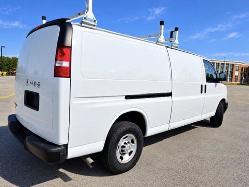 Used 2022 Chevrolet Express 3500 Extended w/ Driver Convenience Package RWD image 4