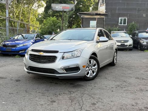 Used 2015 Chevrolet Cruze LT FWD image 2