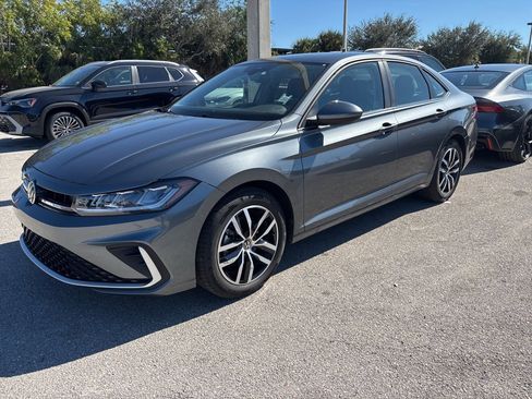 Certified 2025 Volkswagen Jetta SE image 2