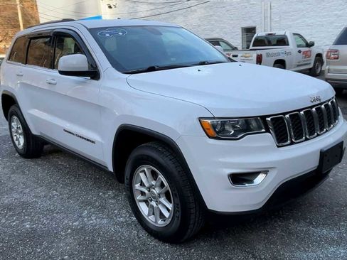 Used 2020 Jeep Grand Cherokee Laredo image 2