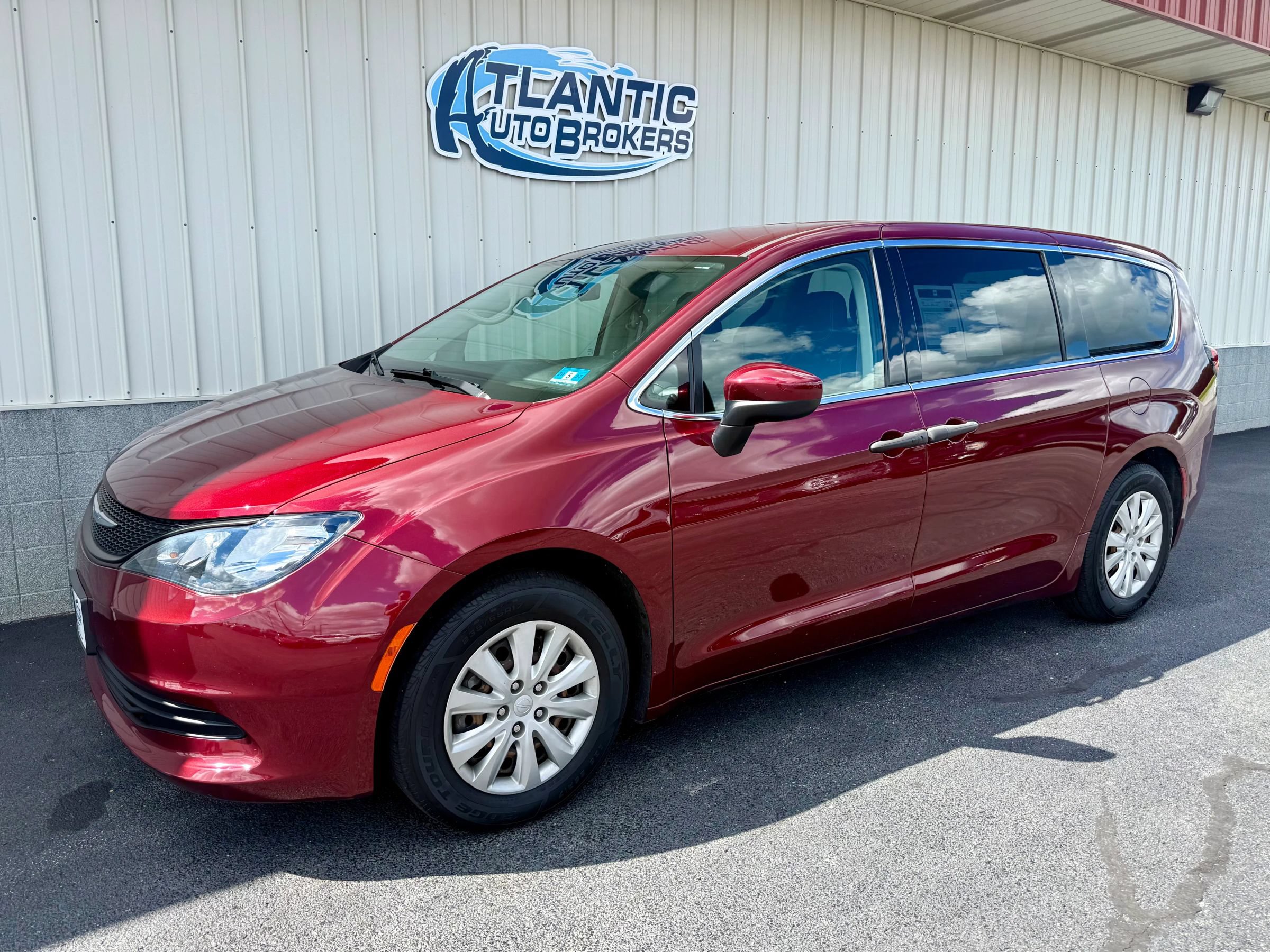 Used 2020 Chrysler Voyager L FWD image 1