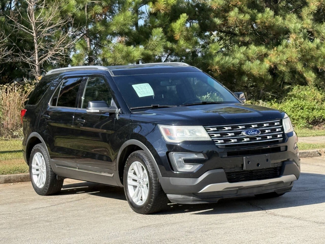 Used 2016 Ford Explorer XLT w/ Equipment Group 202A FWD image 3