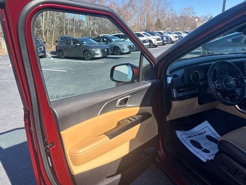 Used 2023 Kia Carnival LX image 10