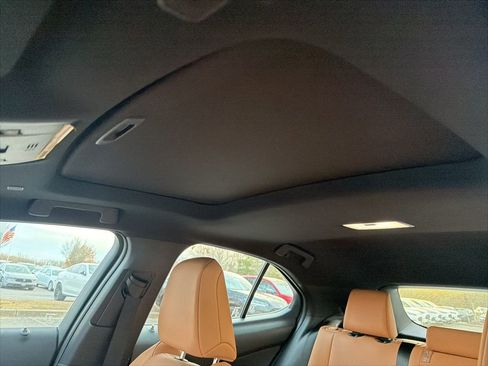 Used 2023 Lexus UX 250h 250h Premium image 8