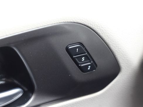 Used 2020 Chrysler Pacifica Touring-L w/ Advanced Safetytec Group FWD image 23