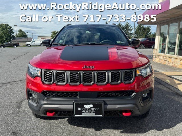 Used 2025 Jeep Compass Trailhawk AWD/4WD image 2