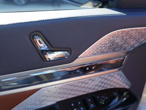 Certified 2024 BMW i7 M70 image 18