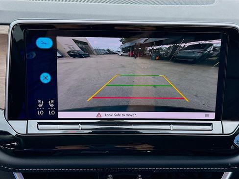 Used 2024 Volkswagen Atlas SE image 13