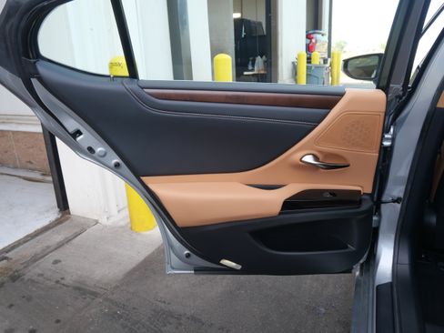 Used 2025 Lexus ES 300h w/ Premium Package image 9