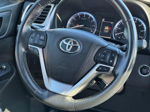 Used 2018 Toyota Highlander SE image 12