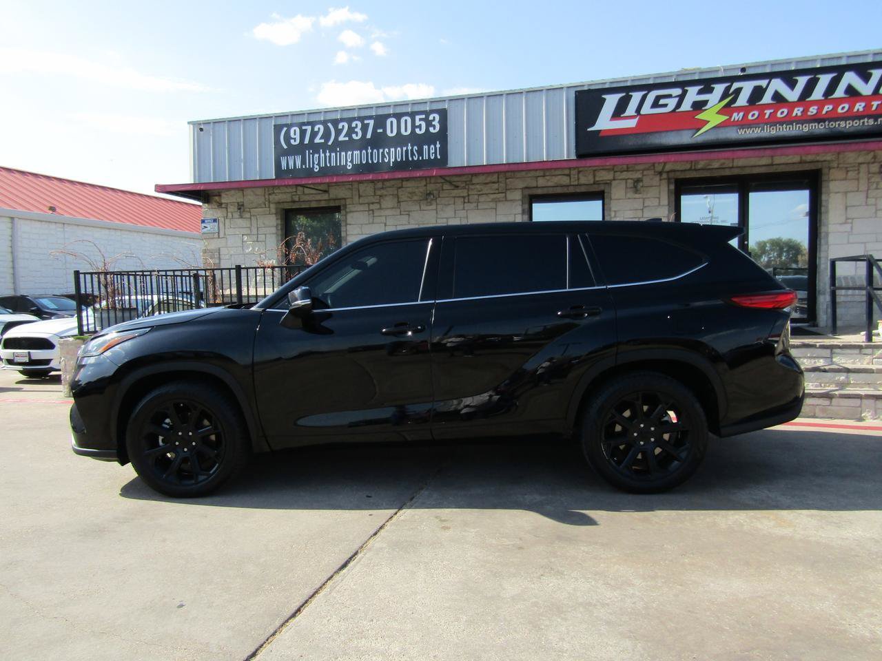 Used 2022 Toyota Highlander L FWD image 2