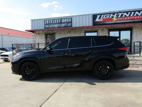 Used 2022 Toyota Highlander L FWD image 2