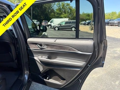 Used 2023 Jeep Grand Cherokee L Limited w/ Luxury Tech Group II AWD/4WD image 14