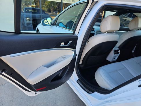 Used 2025 Genesis G70 2.5T image 17