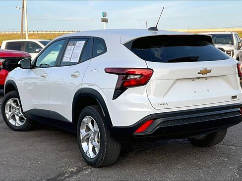 Used 2024 Chevrolet Trax LS w/ LS Convenience Package FWD image 12