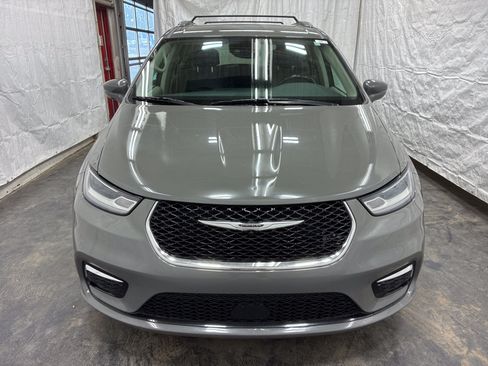 Used 2021 Chrysler Pacifica Touring-L FWD image 6