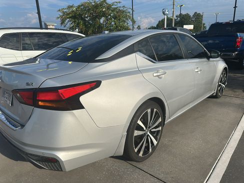 Used 2020 Nissan Altima 2.5 SR w/ Premium Package FWD image 2