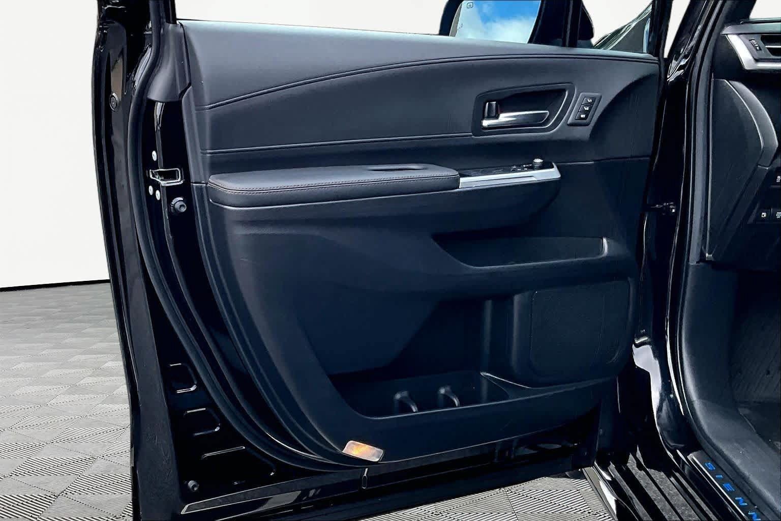 Used 2025 Toyota Sienna Limited FWD image 22