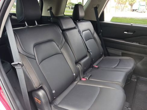 Used 2025 Nissan Pathfinder SL FWD image 18