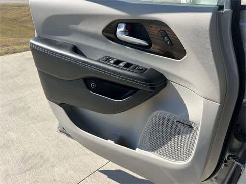 Used 2021 Chrysler Pacifica Limited w/ Uconnect Theater Family Group image 30