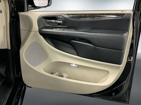 Used 2015 Chrysler Town & Country Touring-L w/ Driver Convenience Group FWD image 25