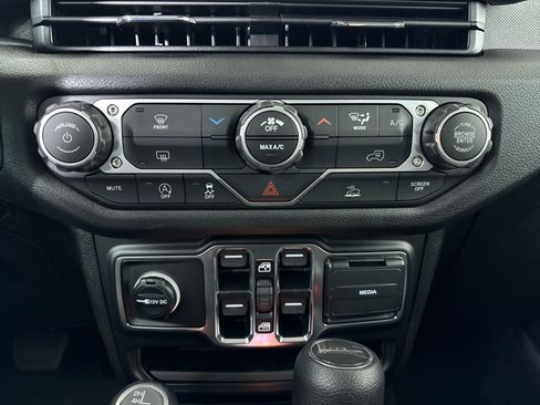 New 2025 Jeep Gladiator Sport image 21