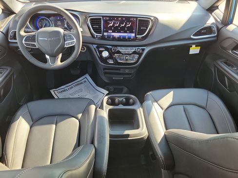 Used 2026 Chrysler Pacifica Select FWD image 11