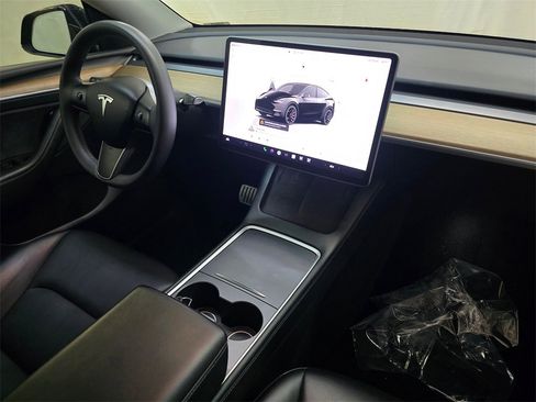 Used 2023 Tesla Model Y Performance image 10