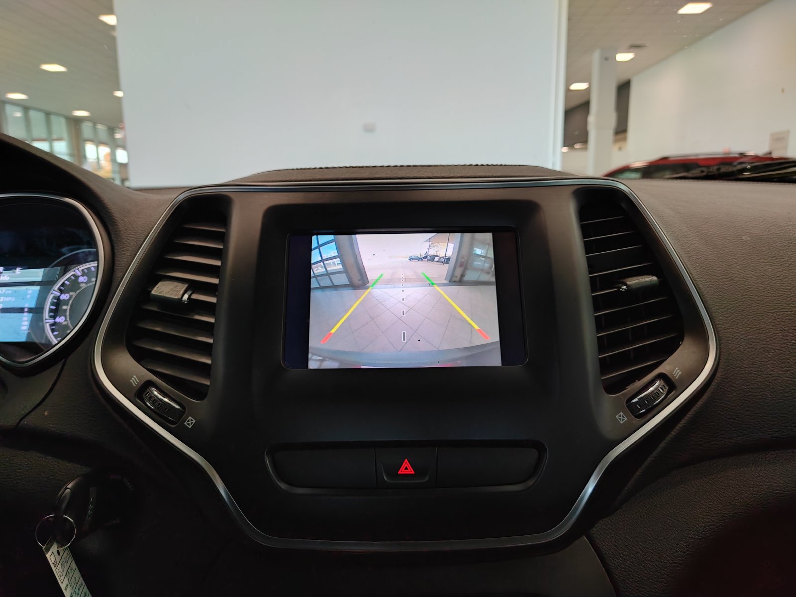 Used 2019 Jeep Cherokee Latitude w/ Cold Weather Group FWD image 16