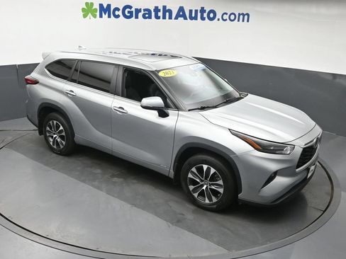 Used 2023 Toyota Highlander XLE AWD/4WD image 3