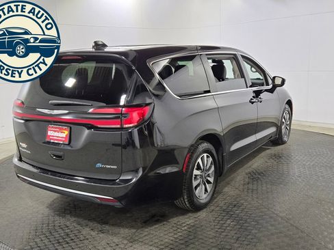Used 2024 Chrysler Pacifica Limited FWD image 7