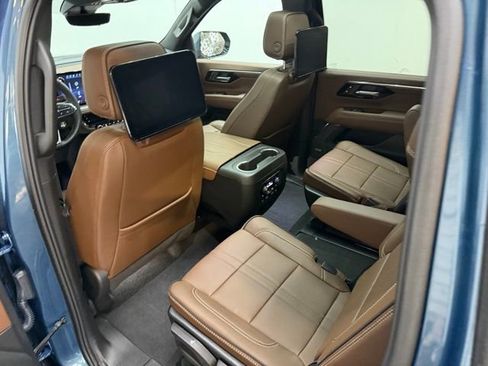 Certified 2025 Chevrolet Suburban High Country image 36