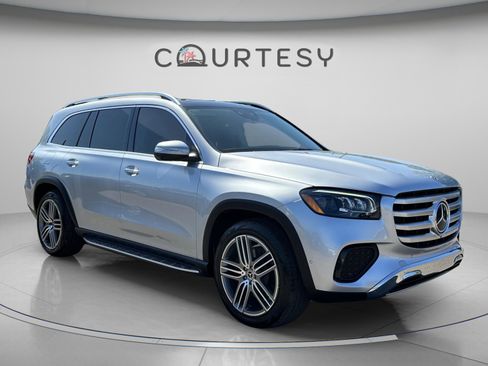 Used 2024 Mercedes-Benz GLS 450 4MATIC image 9