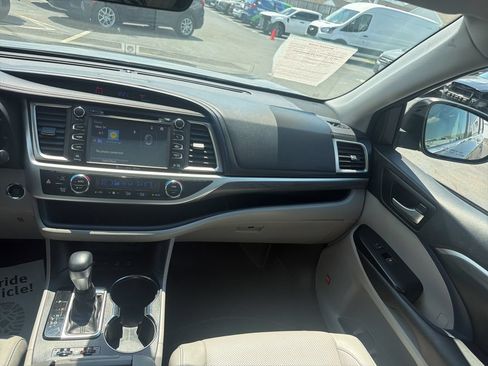 Used 2018 Toyota Highlander Limited AWD/4WD image 18