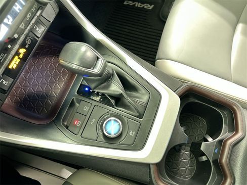 Used 2019 Toyota RAV4 Limited image 18