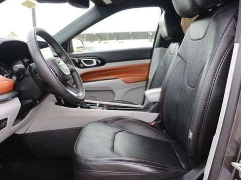 Used 2023 Jeep Compass Limited image 11