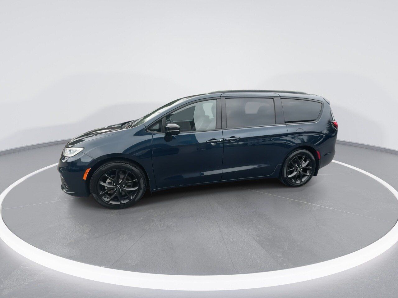 Used 2024 Chrysler Pacifica Touring-L w/ S Appearance Package FWD image 9